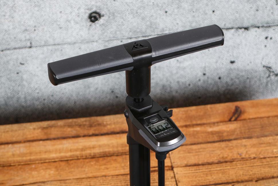 2024 Topeak JoeBlow Pro Digital - handle and gauge.jpg