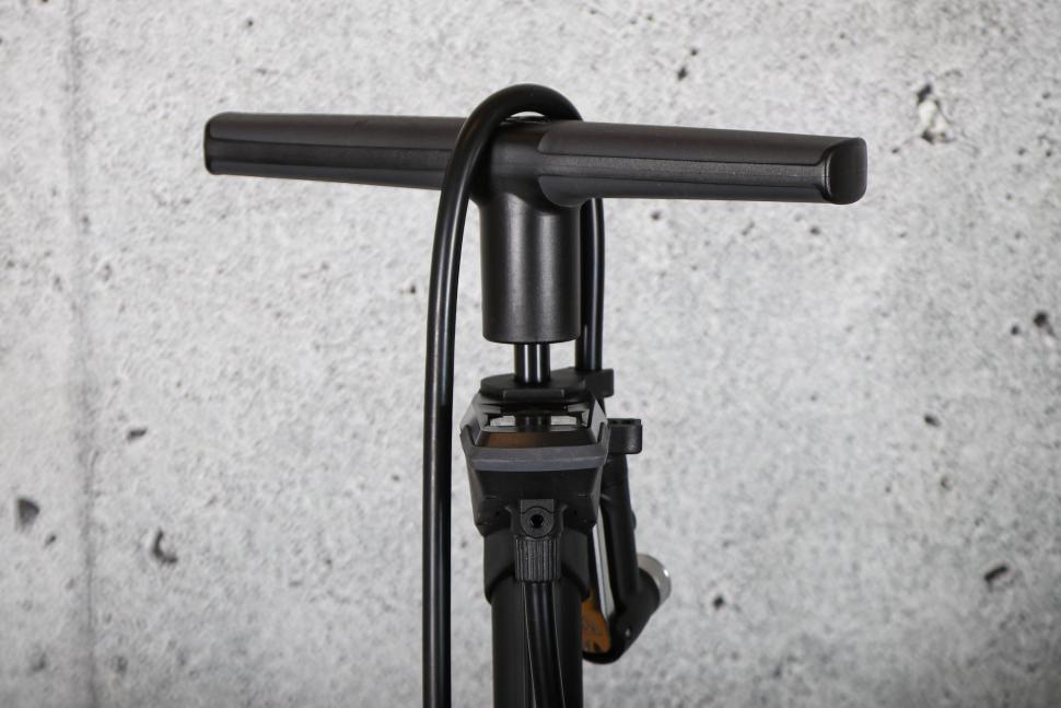 2024 Topeak JoeBlow Pro Digital - handle.jpg