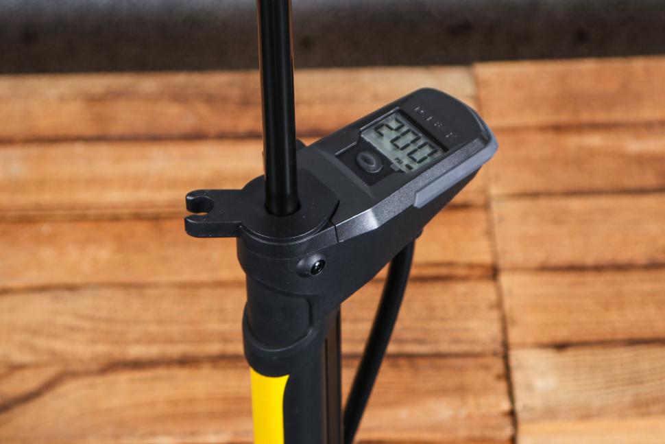 2024 Topeak JoeBlow Pro Digital - pressure gauge.jpg