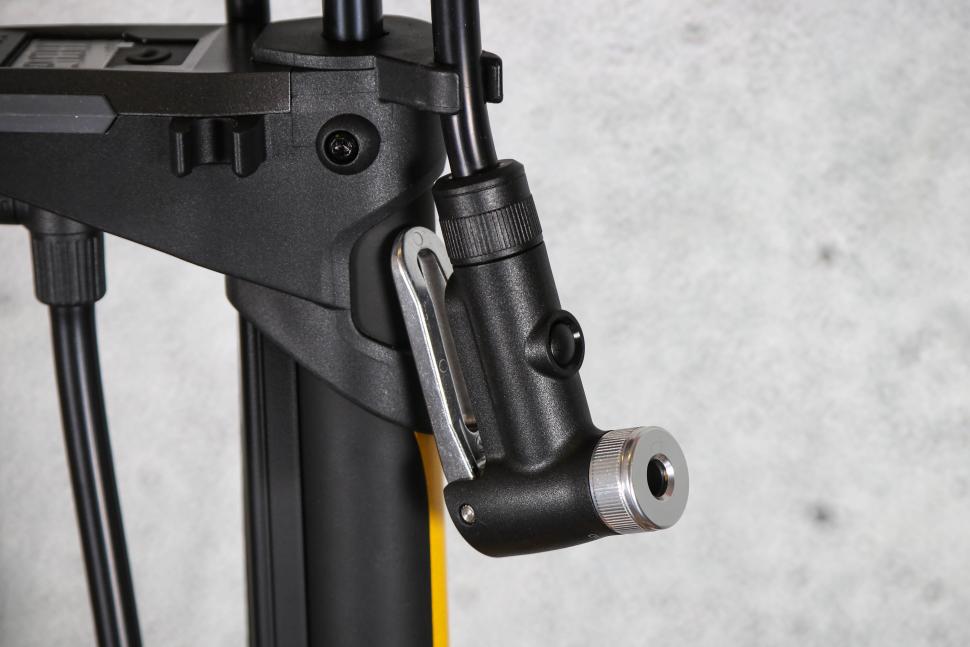 2024 Topeak JoeBlow Pro Digital - valve head 1.jpg
