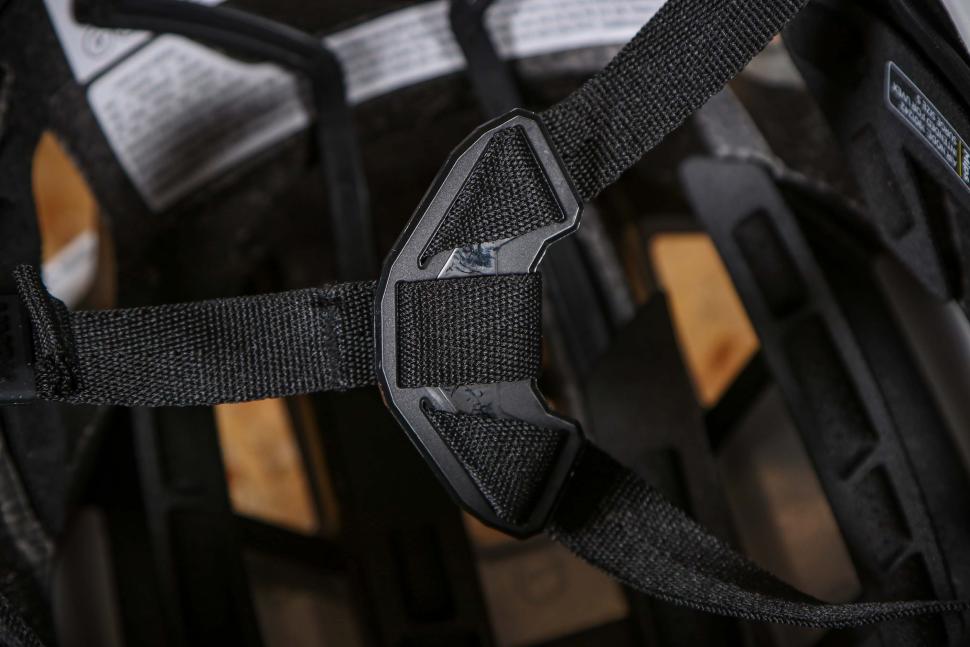 2024 Uvex surge aero MIPS - strap.jpg