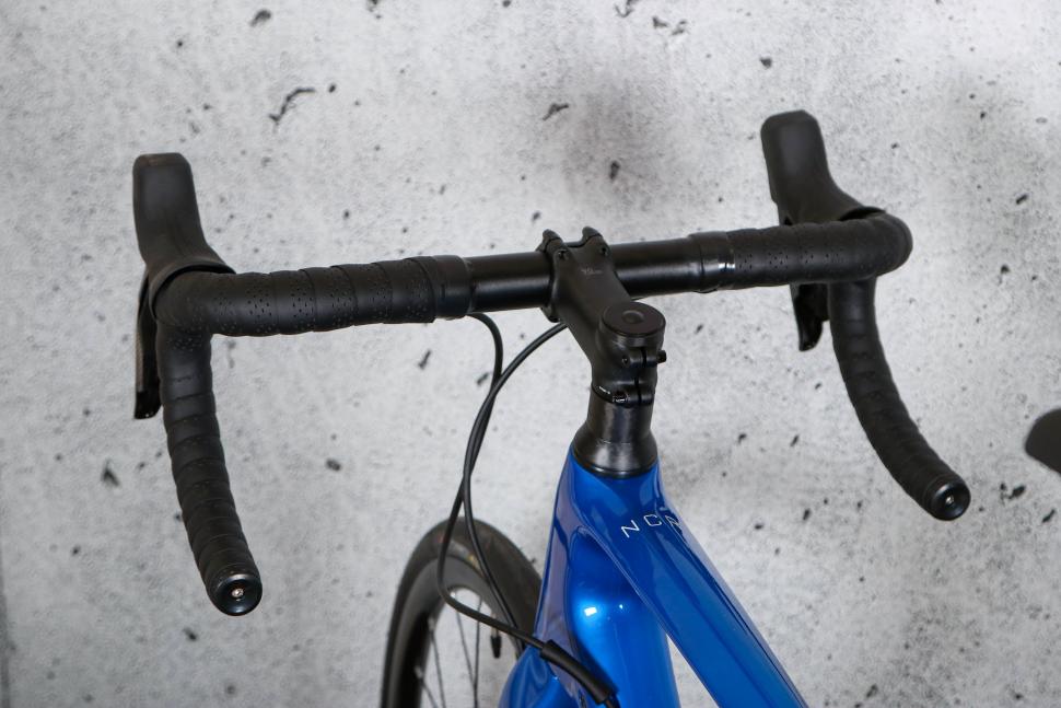 2024 Van Rysel NCR CF Apex - bars 3.jpg