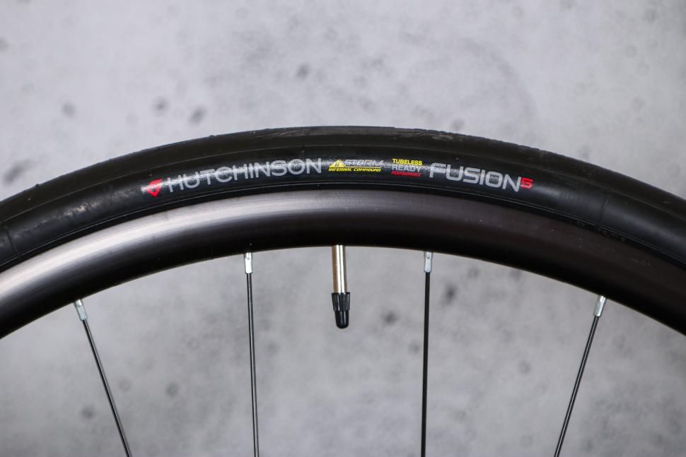 2024 Van Rysel NCR CF Apex - tyre and rim.jpg