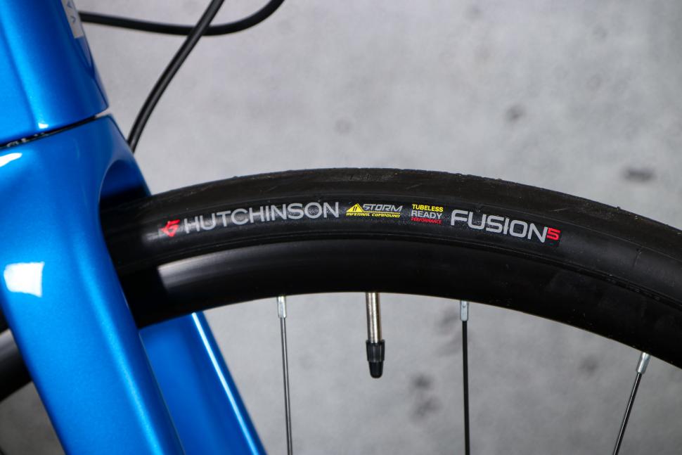 2024 Van Rysel NCR CF Apex - tyre.jpg