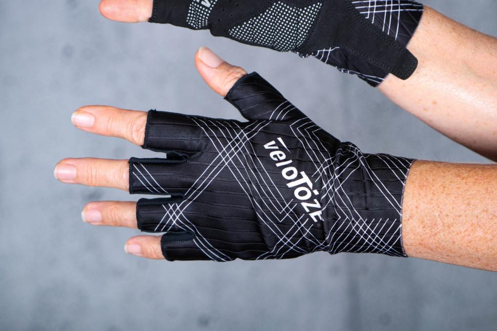 2024 VeloToze Aero Gloves - back of hand.jpg