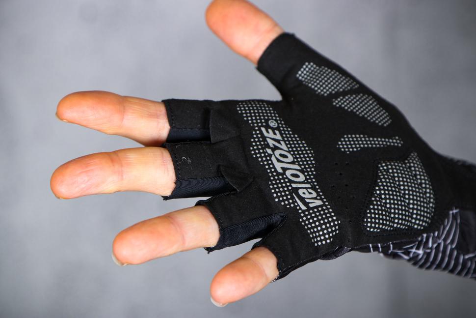 2024 VeloToze Aero Gloves - finger tabs.jpg