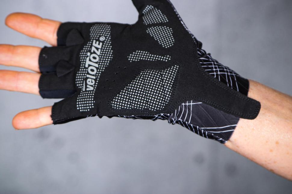 2024 VeloToze Aero Gloves - palm detail.jpg