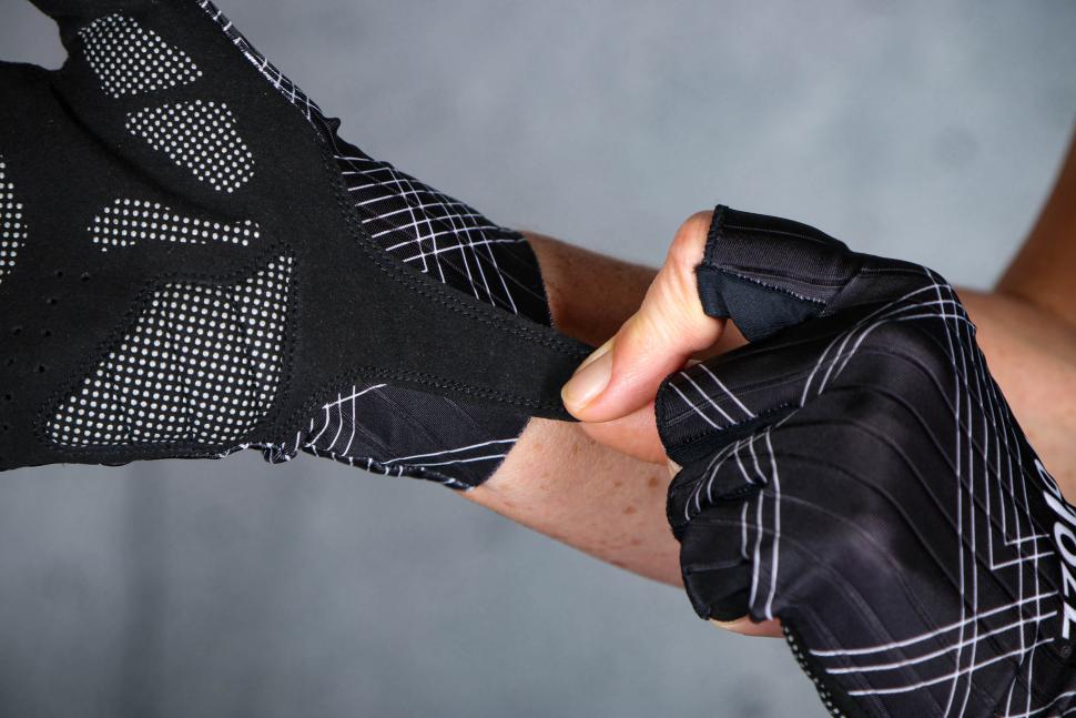 2024 VeloToze Aero Gloves - wrist tab.jpg