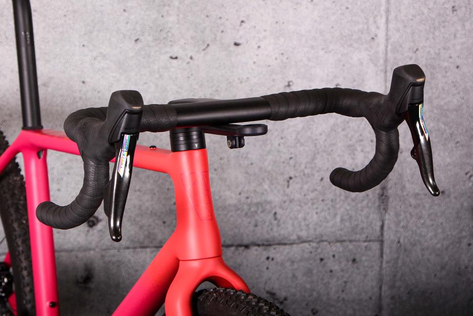 2024 Vielo V+1 Race Edition Force AXS XPLR - bars 1.jpg