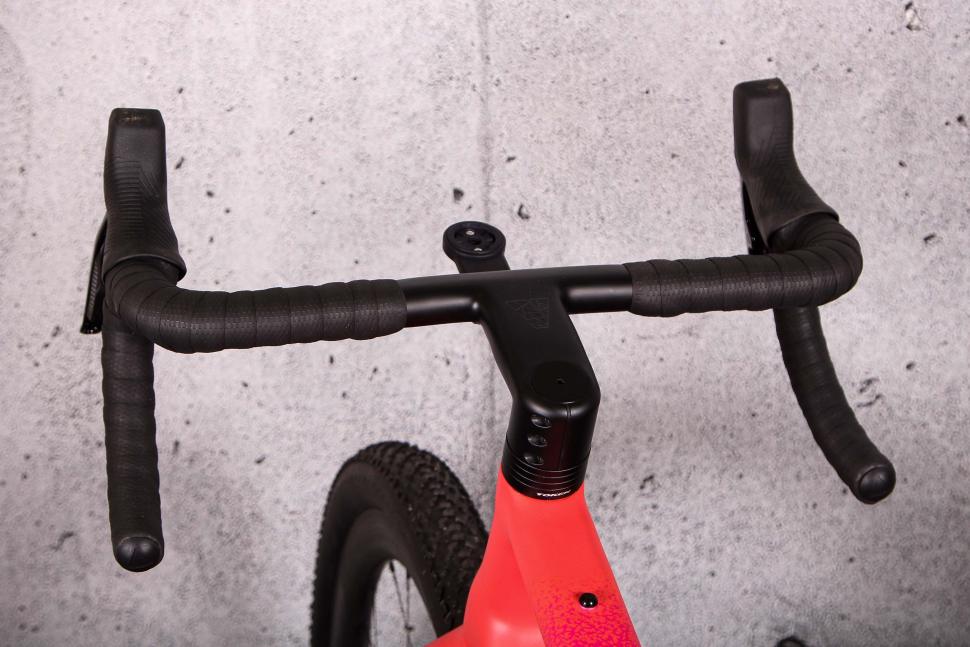2024 Vielo V+1 Race Edition Force AXS XPLR - bars 2.jpg