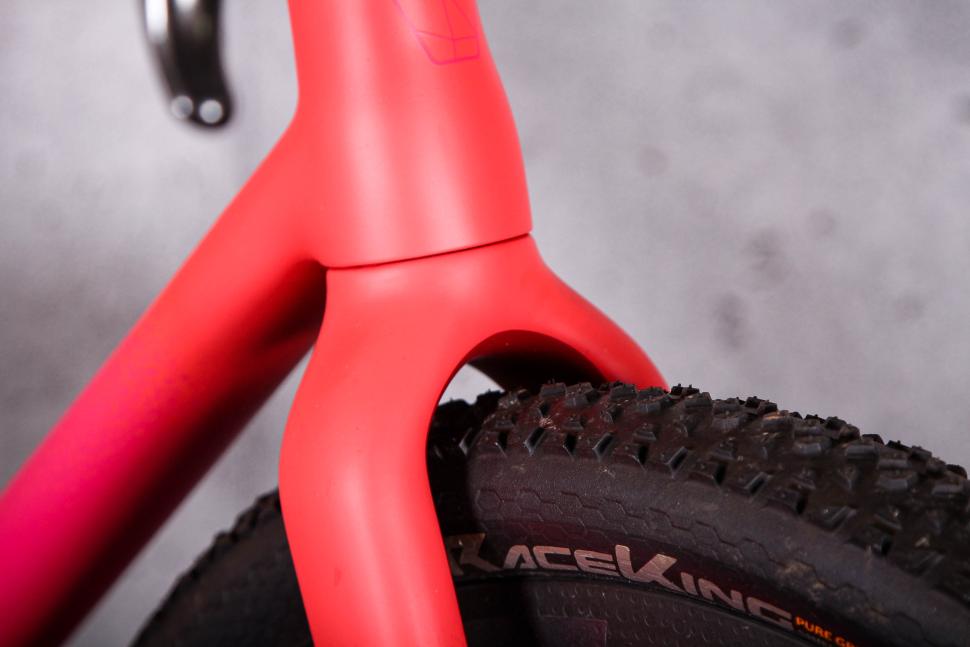 2024 Vielo V+1 Race Edition Force AXS XPLR - fork clearance.jpg