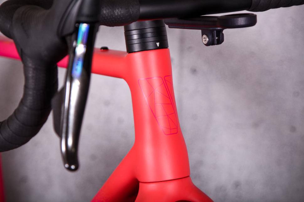 2024 Vielo V+1 Race Edition Force AXS XPLR - head tube badge.jpg