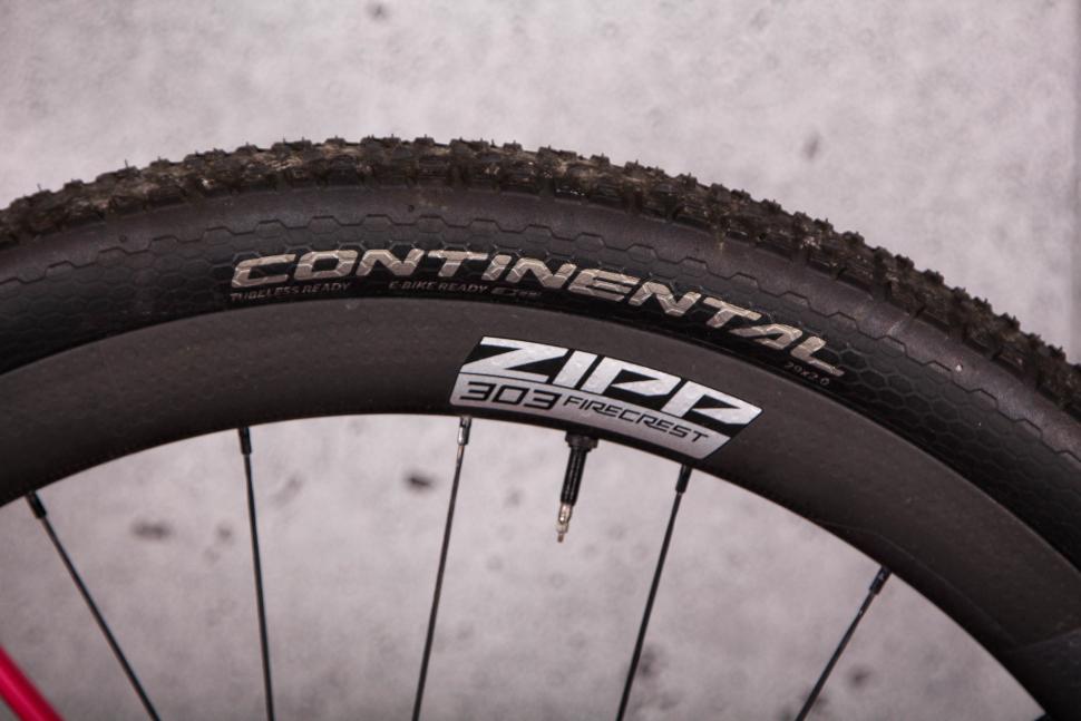 2024 Vielo V+1 Race Edition Force AXS XPLR - rim and tyre.jpg