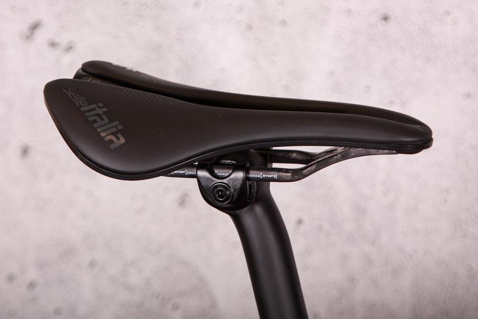 2024 Vielo V+1 Race Edition Force AXS XPLR - saddle 1.jpg