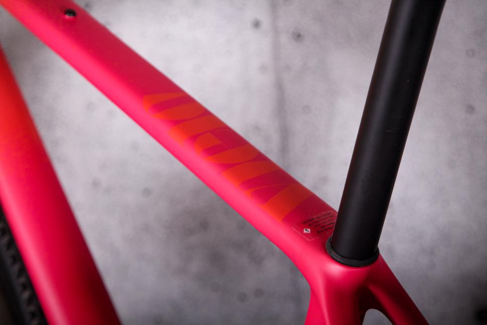 2024 Vielo V+1 Race Edition Force AXS XPLR - top tube detail.jpg
