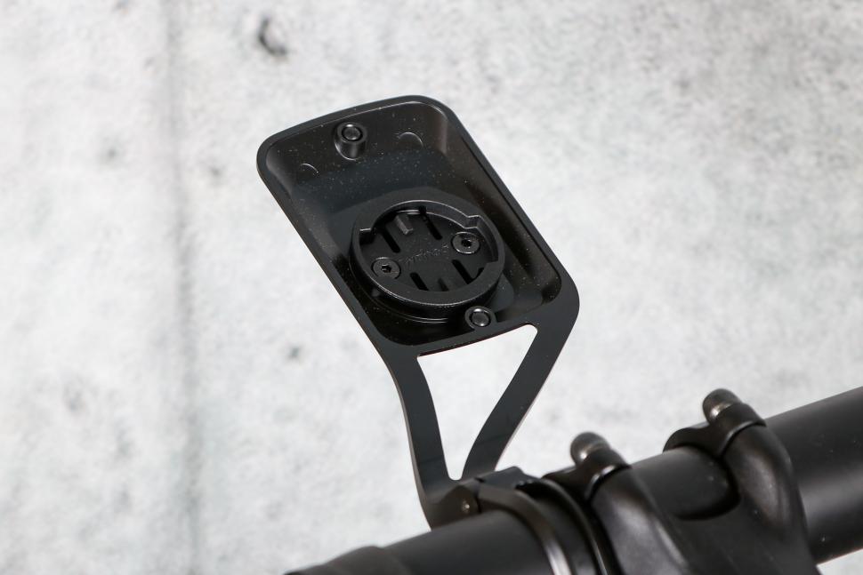 2024 Wahoo ELEMNT Ace - mount detail 1.jpg