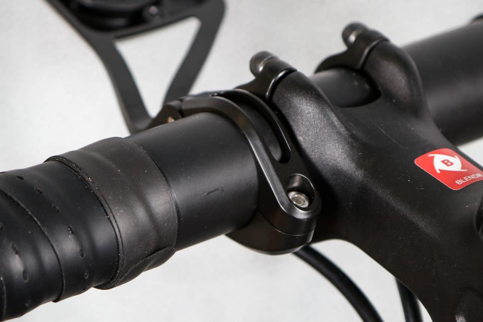 2024 Wahoo ELEMNT Ace - mount detail 2.jpg