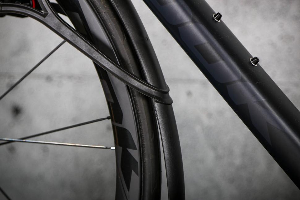 2024 Zefal Shield R35 Road Mudguard Set 2024 - front guard detail.jpg