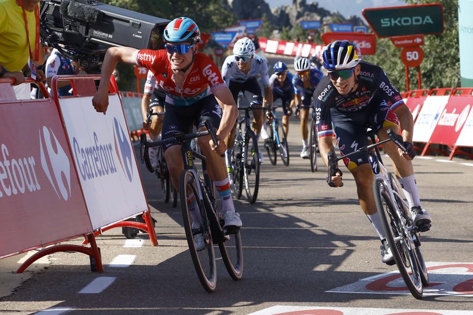 Primož Roglič beats Lennert Van Eetvelt, stage four, 2024 Vuelta a España (Unipublic/Sprint Cycling Agency)