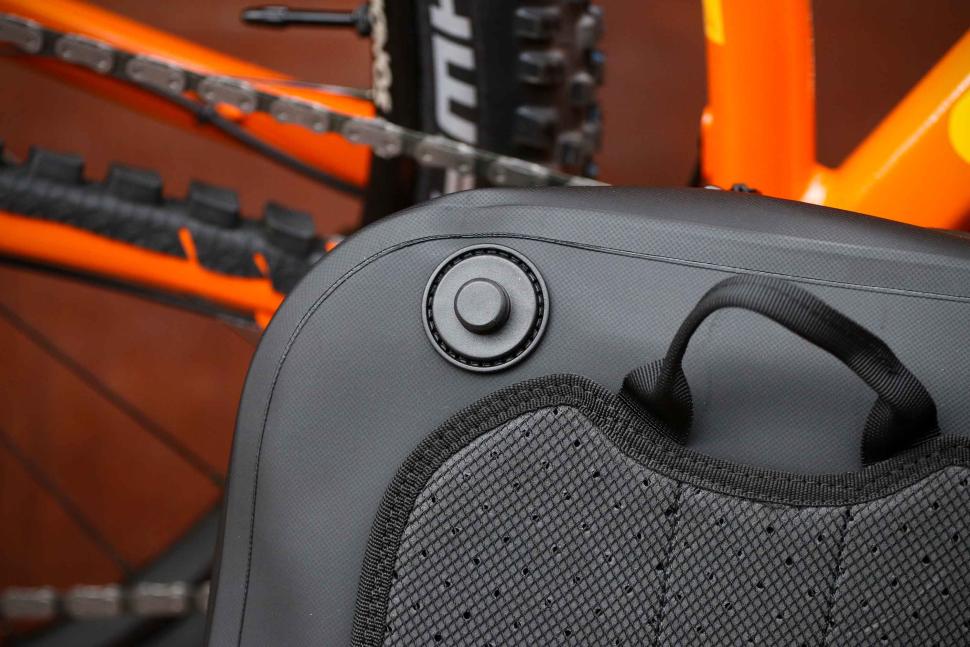 2025 Aeroe QuickLock Urban Backpack - strap attachment.jpg