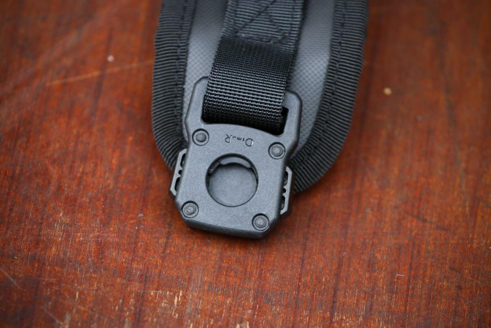 2025 Aeroe QuickLock Urban Backpack - strap clip.jpg