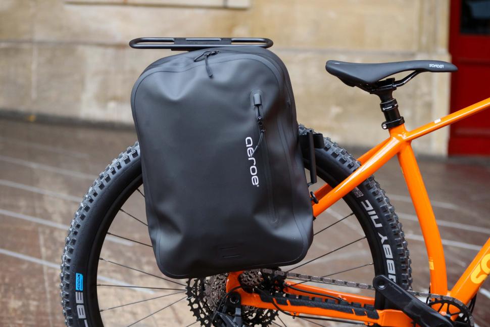 2025 Aeroe Spider Pannier Rack - with Quicklock Urban backpack 1.jpg