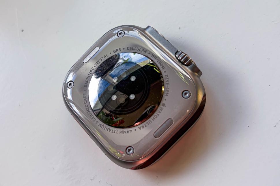2025 Apple Watch Ultra 3 - sensor.jpg