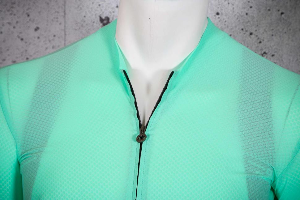 2025 Assos Equipe R Jersey S11 - collar 2.jpg