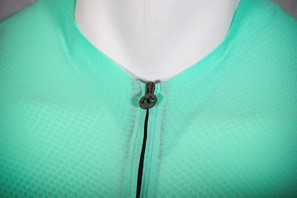 2025 Assos Equipe R Jersey S11 - collar.jpg