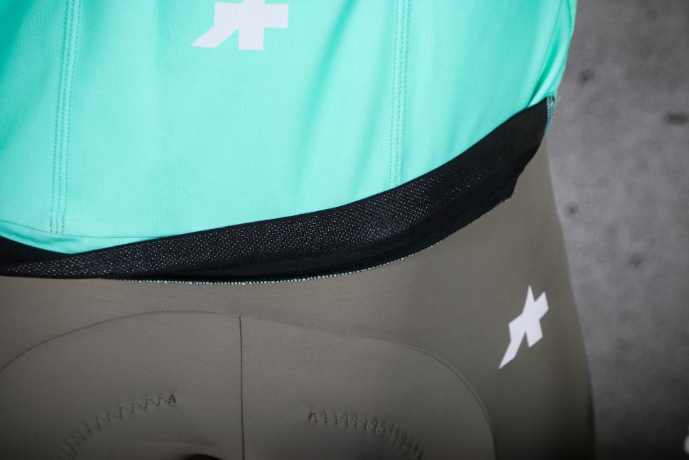 2025 Assos Equipe R Jersey S11 - gripper.jpg