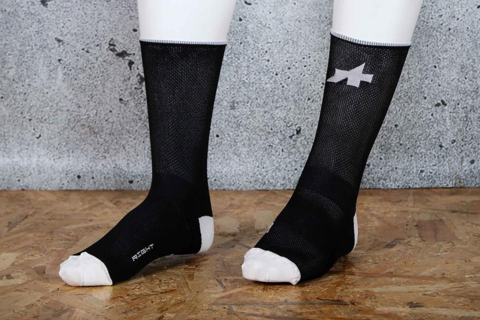 2025 Assos RS SUPERLEGER Socks S11.jpg