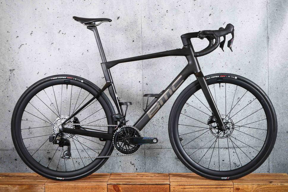2025 BMC Roadmachine 01 Three.jpg