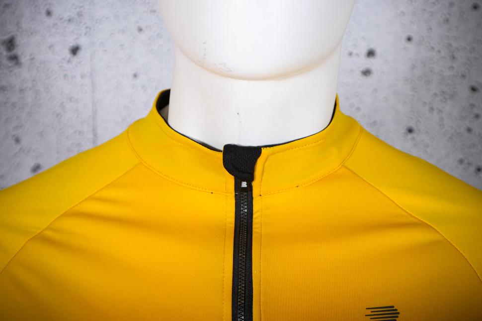 2025 Boardman Mens Windproof Jacket - collar 1.jpg