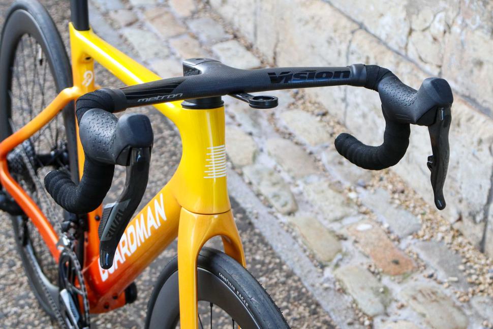2025 Boardman SLR 9.4 Carbon LTD - bars 1.jpg