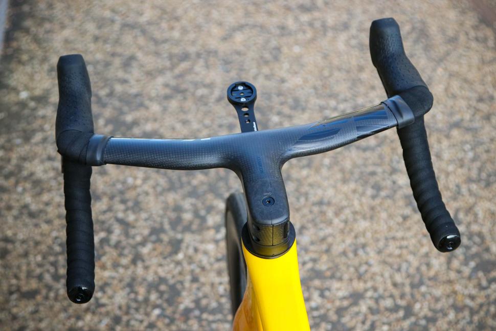 2025 Boardman SLR 9.4 Carbon LTD - bars 3.jpg
