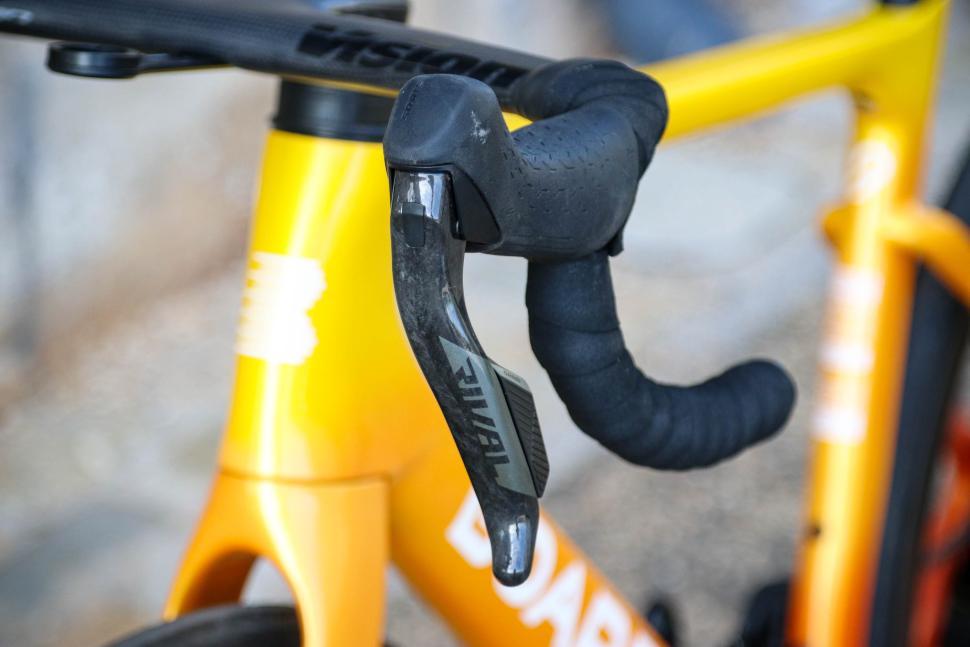2025 Boardman SLR 9.4 Carbon LTD - shifter 1.jpg