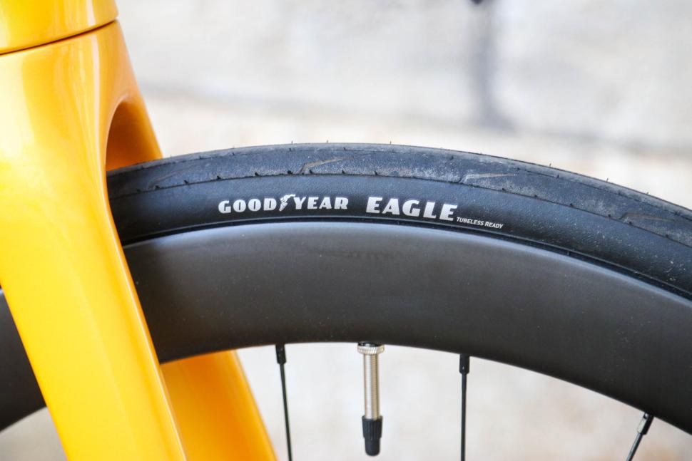2025 Boardman SLR 9.4 Carbon LTD - tyre.jpg