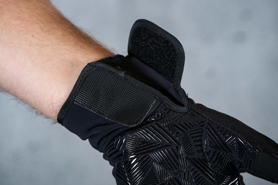 2025 Boardman Winter Gloves - cuff velcro.jpg