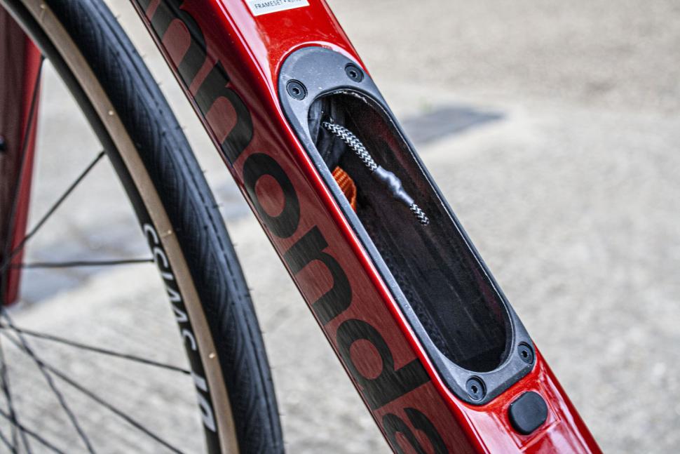 2025 Cannondale Synapse Carbon 4 storage 2.jpg