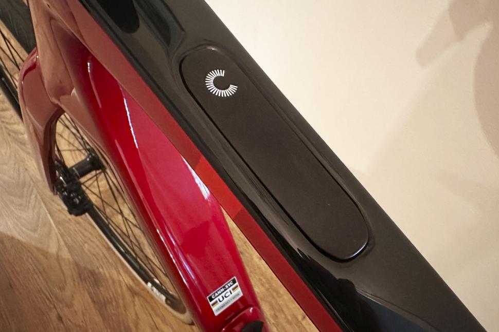 2025 Cannondale Synapse Carbon 4 top tube storage bosses cover.jpg