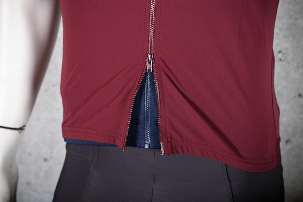 2025 Castelli Espresso Vest - bottom zip.jpg