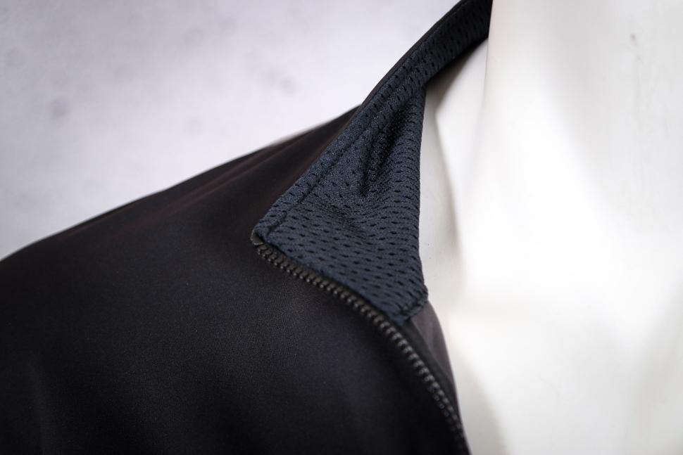 2025 Castelli Perfetto RoS 3 Jacket - collar inside.jpg