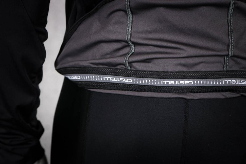 2025 Castelli Perfetto RoS 3 Jacket - gripper rear.jpg