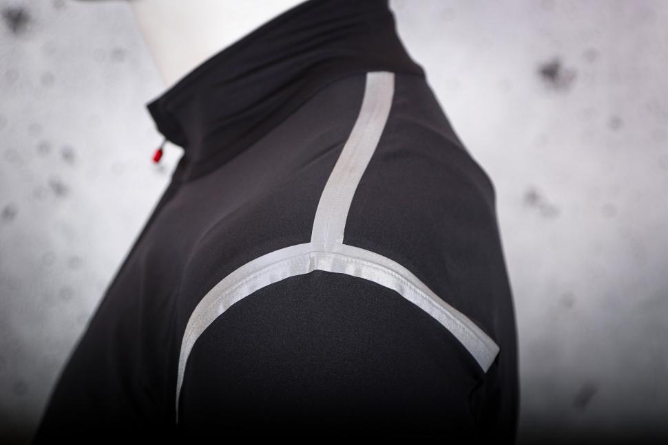 2025 Castelli Perfetto RoS 3 Jacket - shoulder detail.jpg