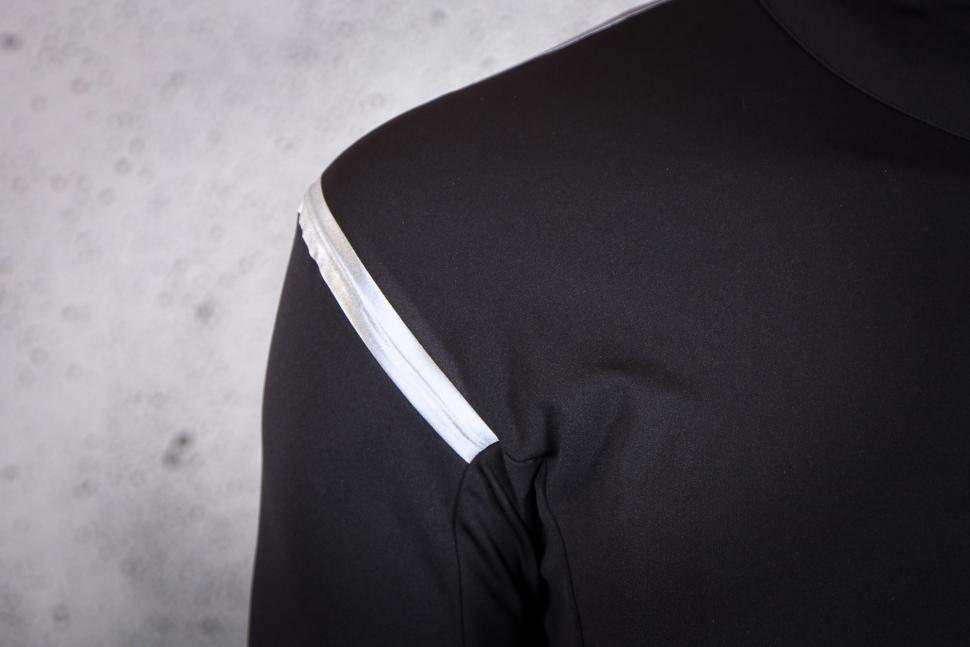 2025 Castelli Perfetto RoS 3 Jacket - shoulder front.jpg