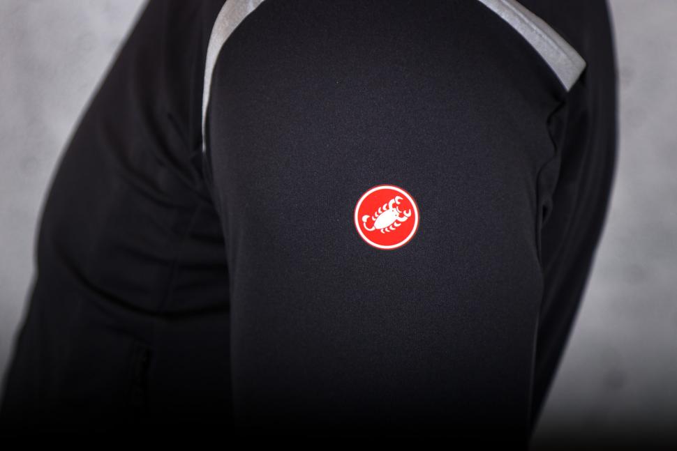 2025 Castelli Perfetto RoS 3 Jacket - shoulder logo.jpg