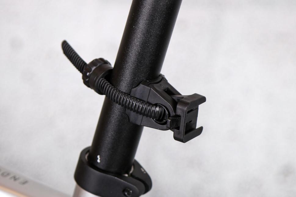 2025 Cateye Tight Kinetic Rear Light - mount.jpg