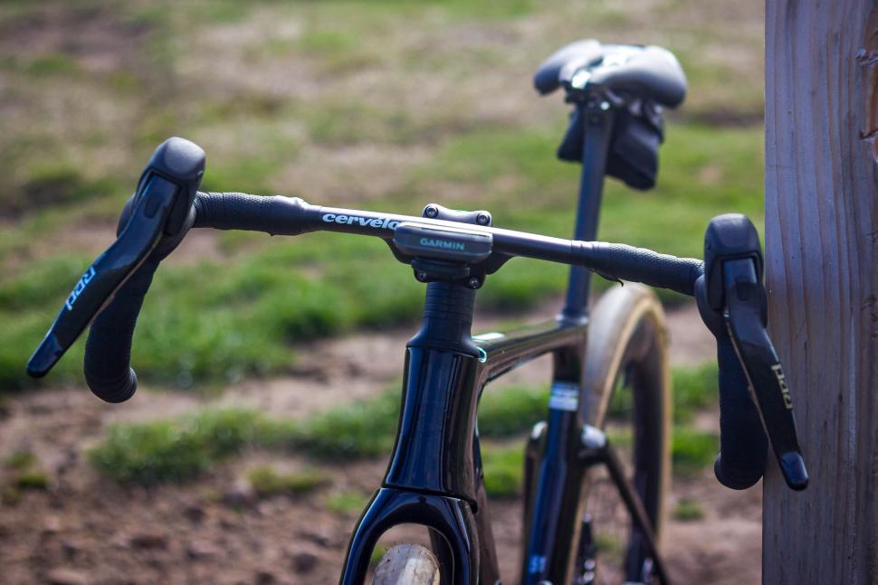 2025 Cervelo Aspero-5 Red AXS 1 - bars.jpg