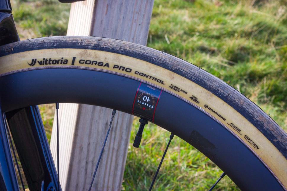 2025 Cervelo Aspero-5 Red AXS 1 - tyre and rim.jpg