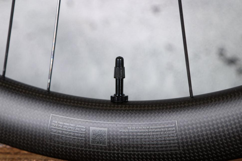 2025 Corima 45R wheelset - valve.jpg